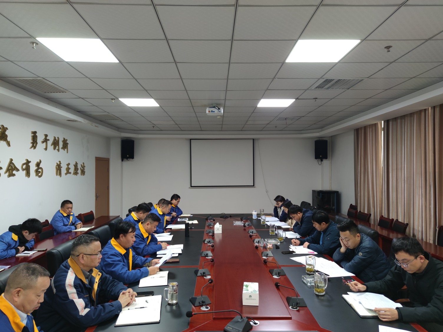 集團黨委委員、總會計師雷治昌一行到能礦錳業(yè)調(diào)研2024年財務情況及2025年預算工作