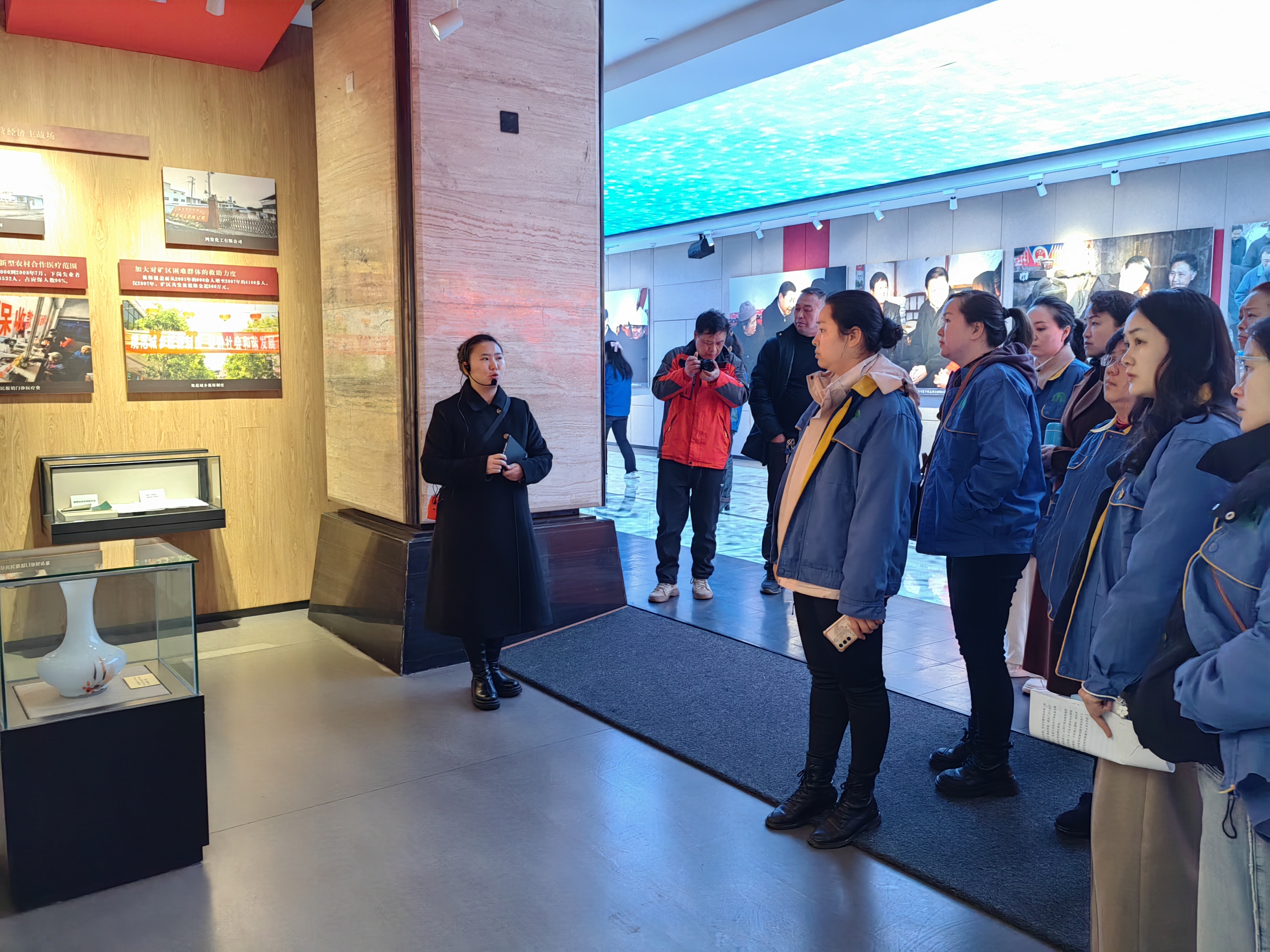 能礦錳業(yè)到朱砂古鎮(zhèn)開展三八節(jié)“奮進(jìn)新征程，建功新時代”暨團(tuán)委“學(xué)雷鋒，樹新風(fēng)”志愿者服務(wù)系列活動