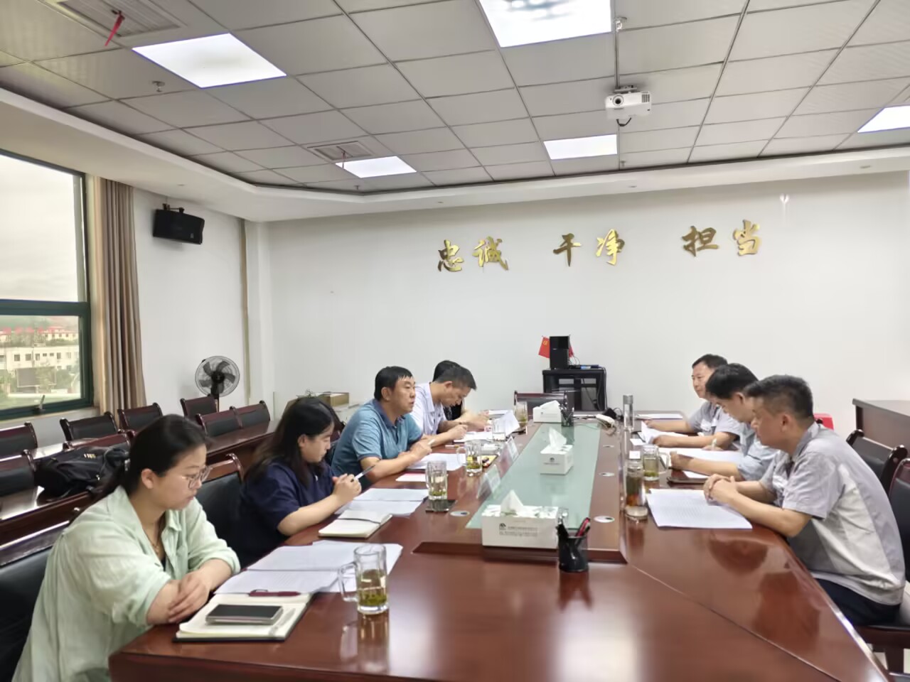 集團(tuán)黨委委員、總會(huì)計(jì)師雷治昌一行到能礦錳業(yè)調(diào)研債權(quán)債務(wù)、資產(chǎn)盤(pán)活等工作